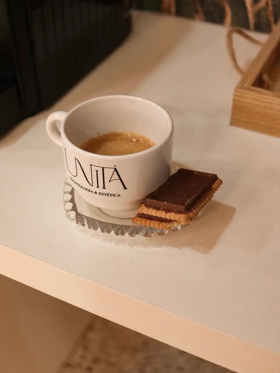 Cafézinho servido na Unità, com a xícara da marca