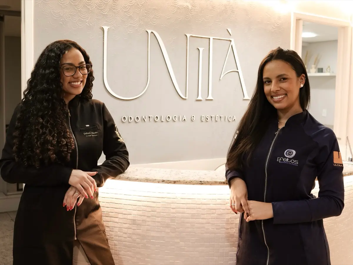 Equipe da Unità Odontologia & Estética na recepção da clínica