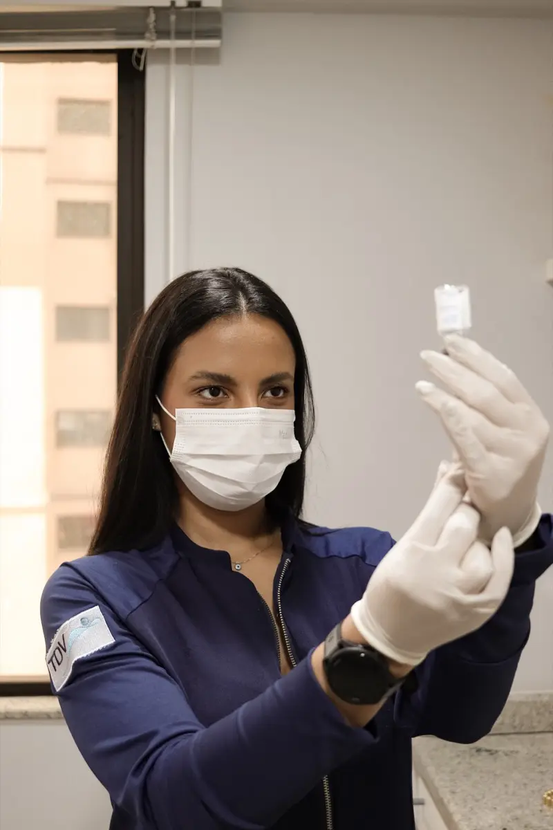 Profissional da Unità preparando o material com cuidado durante o atendimento